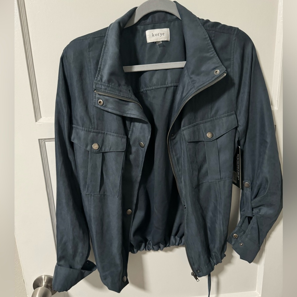 Zip up blue top